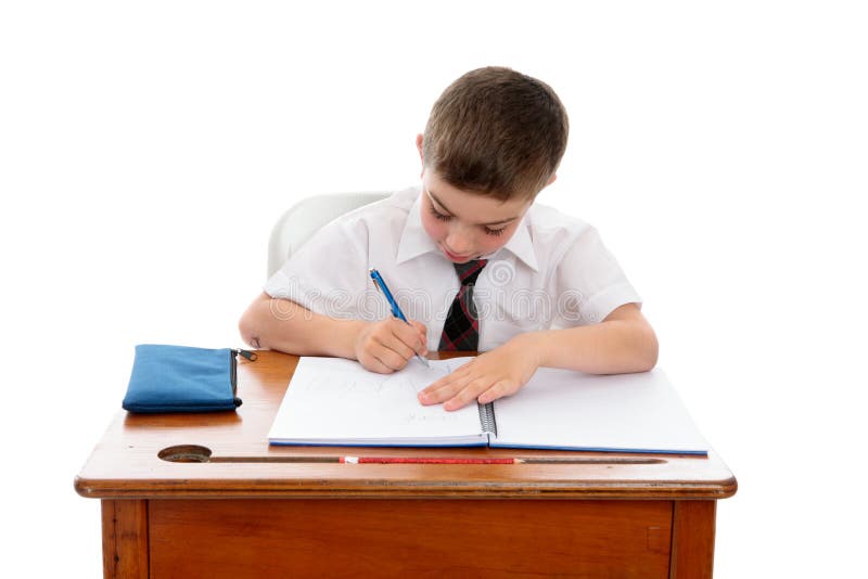 Kleiner Junge, der Schulearbeit oder -heimarbeit tut lizenzfreies stockfoto Kleiner Junge, der Schulearbeit oder -heimarbeit tut lizenzfreies stockfoto