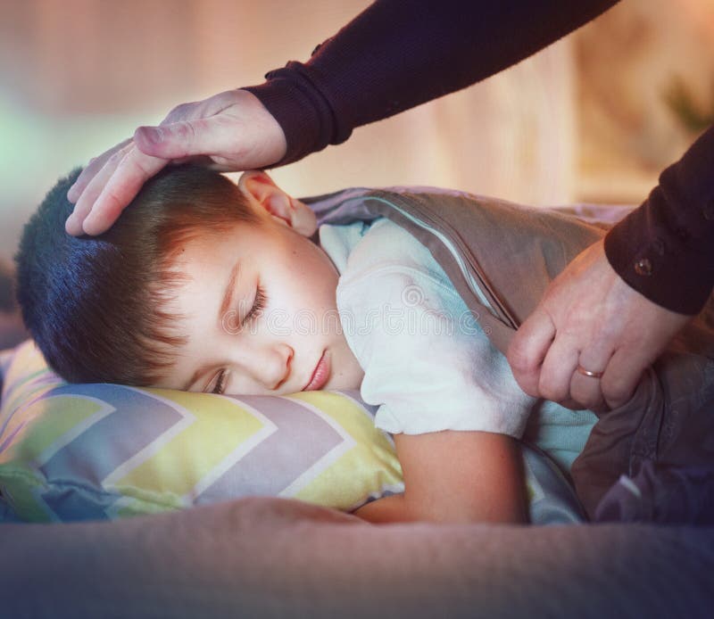 Kleiner Junge, der in seinem Bett schläft und träumt lizenzfreie stockfotografie Kleiner Junge, der in seinem Bett schläft und träumt lizenzfreie stockfotografie