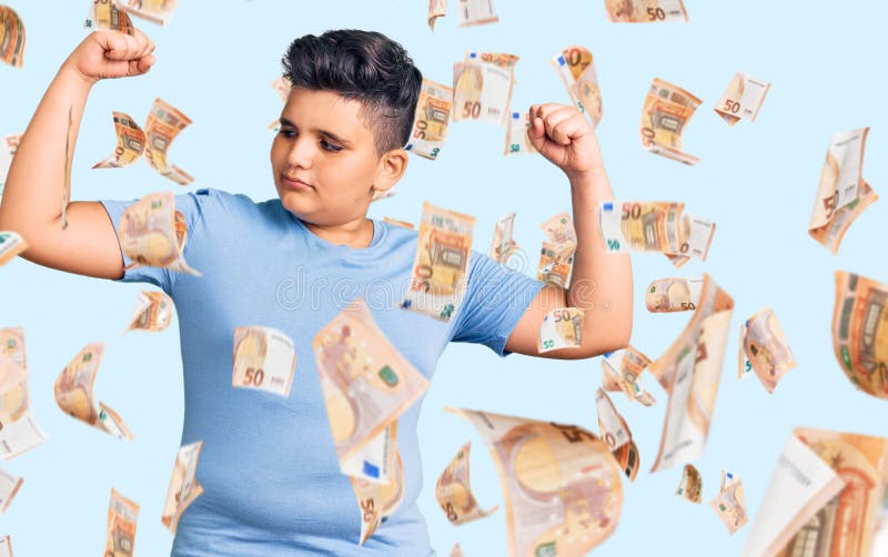 Kleiner Junge, der Sportkleidung trägt und die Armmuskeln zeigt, die stolzen Lächeln stockbild