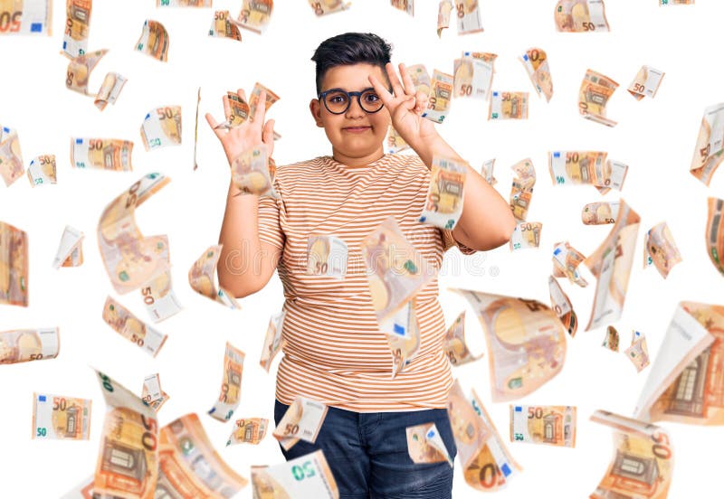 Kleiner Junge, der ungezwungen Kleidung und Brille trägt und mit den Fingern Nummer acht zeigt und aufzeigt, während er selbstbewu lizenzfreie stockfotos