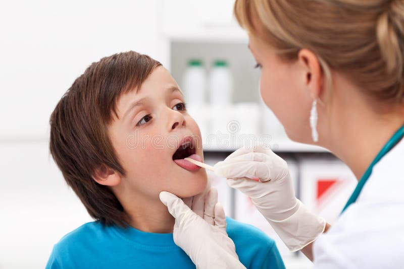 Kleiner Junge am Doktor lizenzfreies stockbild Kleiner Junge am Doktor lizenzfreies stockbild