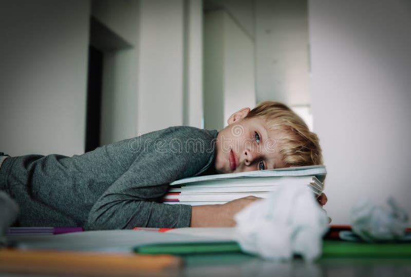 Kleiner Junge ermüdete betont von der Lesung und tat Hausarbeit stockbilder Kleiner Junge ermüdete betont von der Lesung und tat Hausarbeit stockbilder