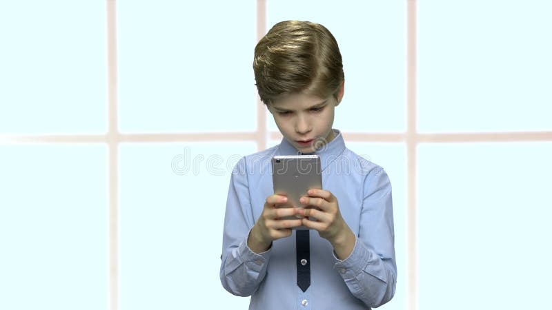 Kleiner Junge mit Smartphone stock footage
