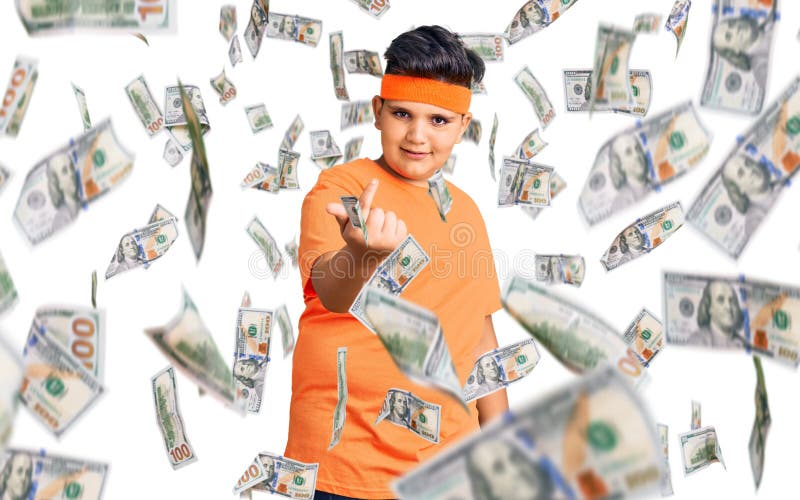 Kleiner Junge mit Sportbekleidung kommt hier mit der Hand und lädt fröhlich und lächelnd ein lizenzfreie stockfotografie