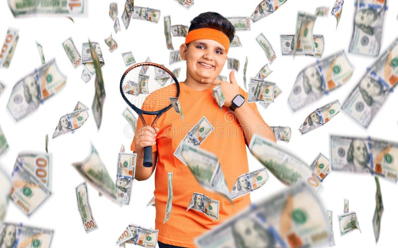 Kleiner Junge spielt Tennisschläger und lächelt glücklich mit Hand und Finger. lizenzfreie stockfotografie