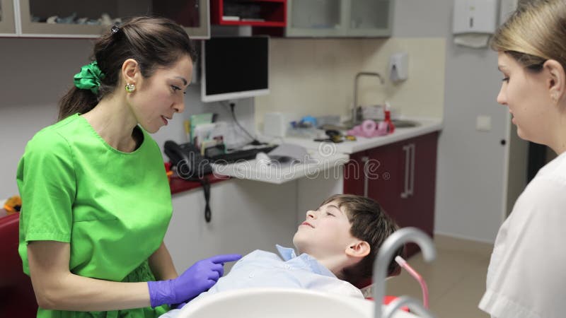 Kleiner Junge während der Zahnbehandlung im Zahnstuhl. stock video