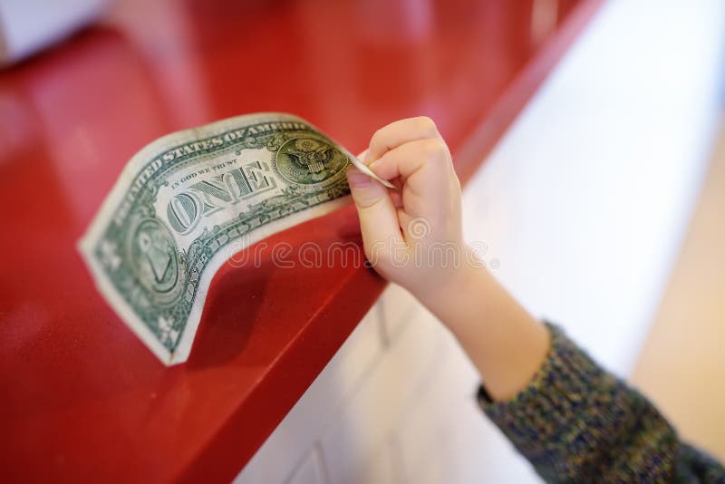 Kleiner Junge zahlen weg Banknote Kinder und Geldkonzept stockfotos Kleiner Junge zahlen weg Banknote Kinder und Geldkonzept stockfotos