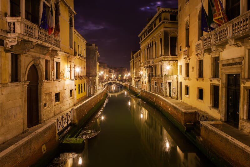 Kleiner Kanal in Venedig nachts stockfotografie Kleiner Kanal in Venedig nachts stockfotografie