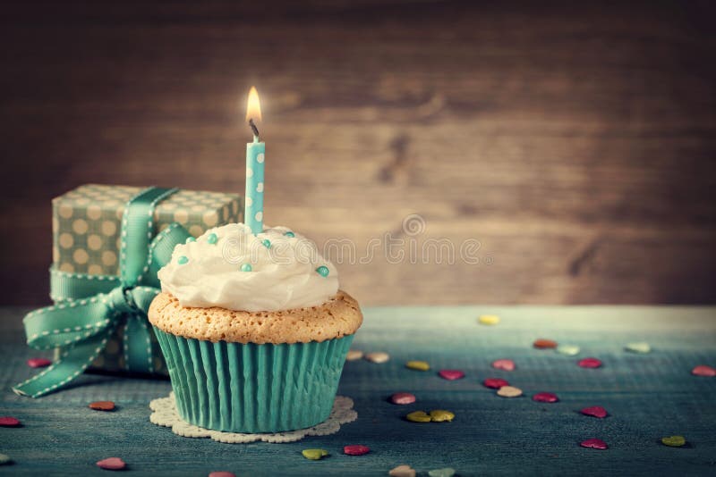 Kleiner Kuchen mit Geburtstagskerze