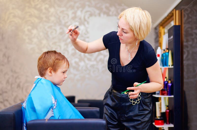 Kleiner Kunde, Junge, der Haarschnitt am Friseursalon hat stockfoto Kleiner Kunde, Junge, der Haarschnitt am Friseursalon hat stockfoto