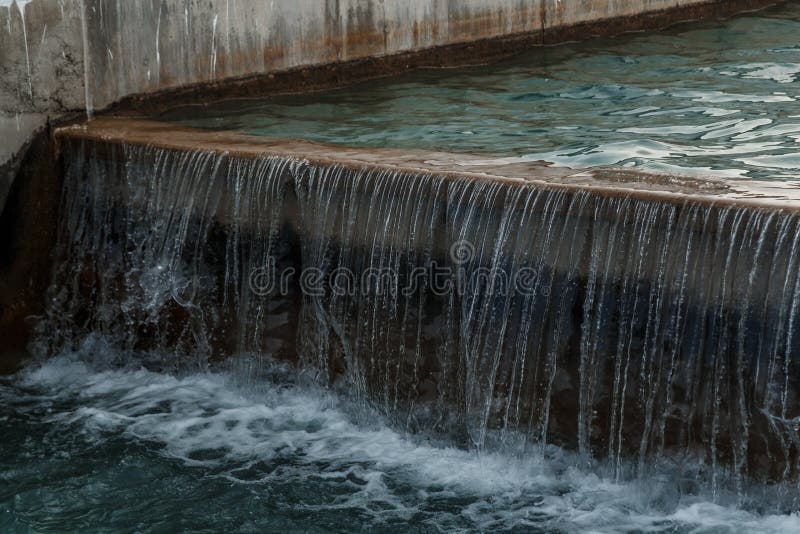 Kleiner künstlicher künstlicher Wasserfall, Höhenunterschied bezüglich des künstlichen Kanals lizenzfreie stockfotos Kleiner künstlicher künstlicher Wasserfall, Höhenunterschied bezüglich des künstlichen Kanals lizenzfreie stockfotos