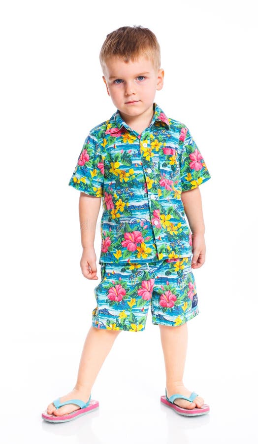 Kleiner netter Junge gekleidet in der Strandkleidung lizenzfreie stockfotos Kleiner netter Junge gekleidet in der Strandkleidung lizenzfreie stockfotos