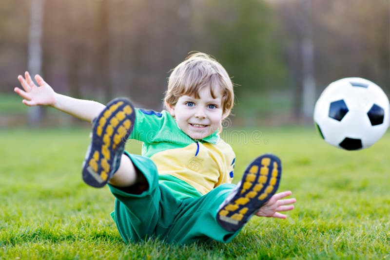 Kleiner Netter Kinderjunge Spielenden Fußballs 4 Mit Fußball Auf Feld ...