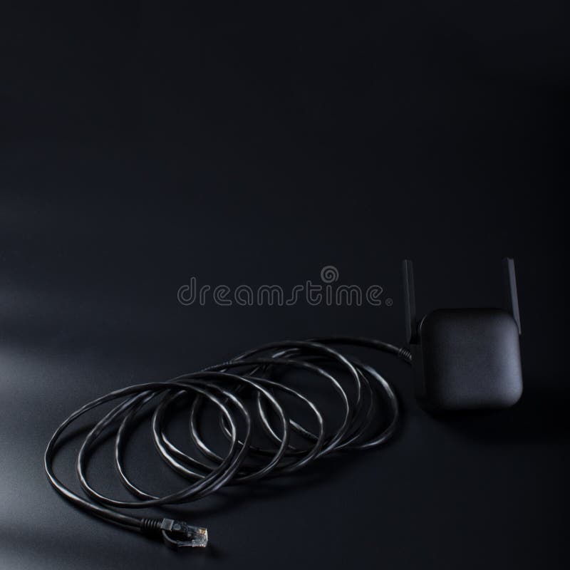 Kleiner schwarzer Router angeschlossen, um auf Schwarz zu Verkabelung. awplifier von WiFi Netz lizenzfreie stockfotos