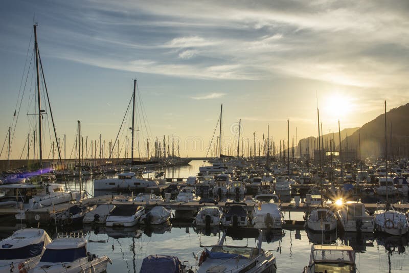 Kleiner und gemütlicher Hafen bei Sonnenuntergang stockfoto Kleiner und gemütlicher Hafen bei Sonnenuntergang stockfoto