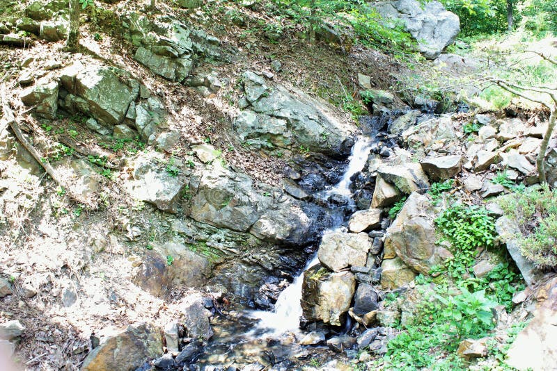 Kleiner Wasserfall Im Garten Stockbild Bild Von Garten Schon 97425317