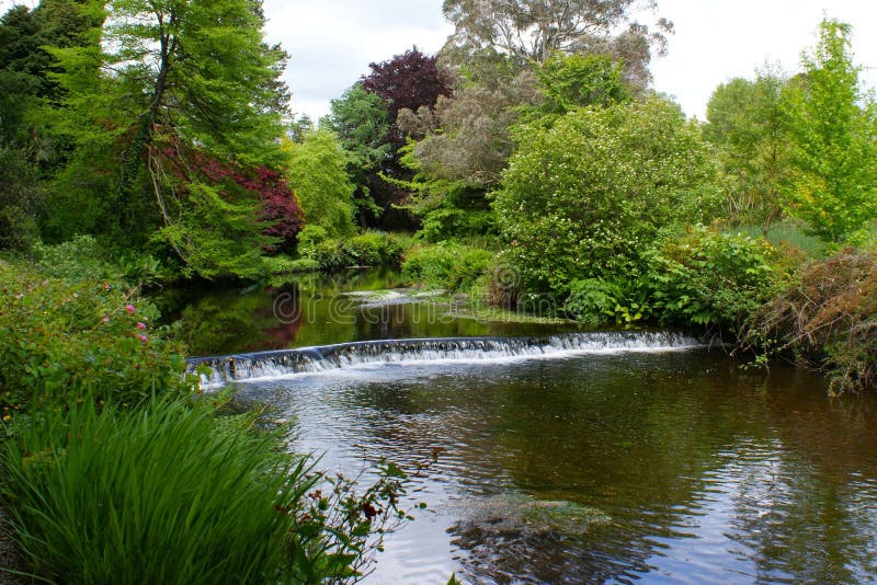 Kleiner Wasserfall im Park. stockbilder