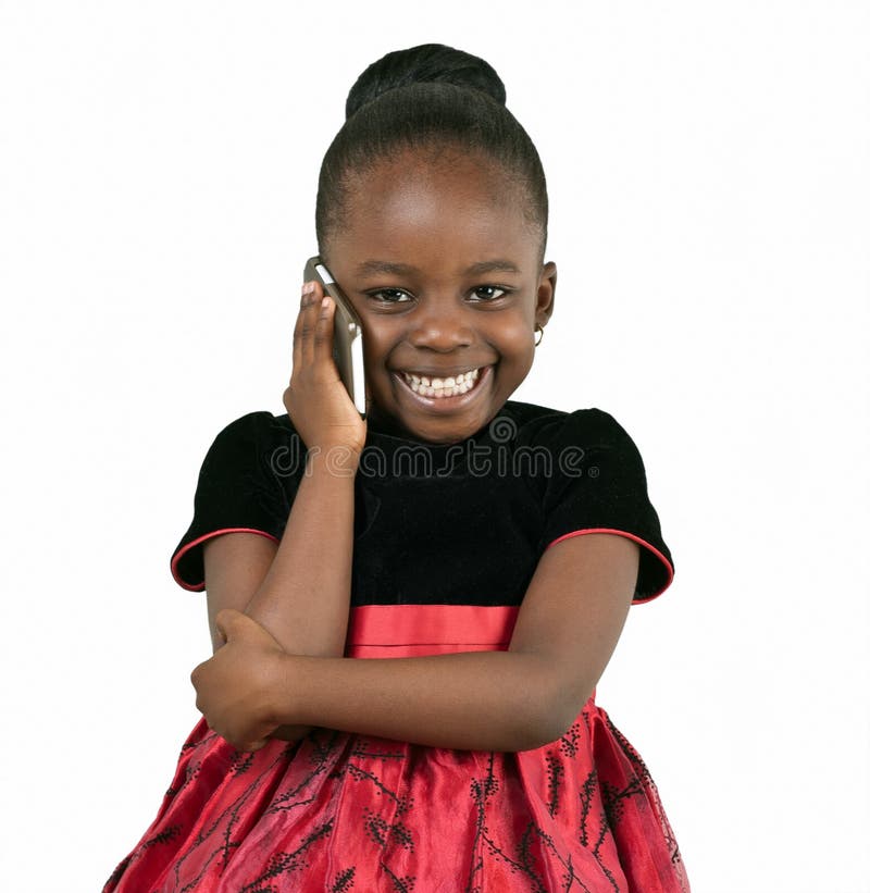 Kleines Afroamerikanermädchen, das einen Handy verwendet lizenzfreie stockfotografie