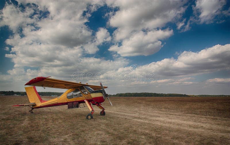 Kleines altes Flugzeug lizenzfreie stockfotos Kleines altes Flugzeug lizenzfreie stockfotos