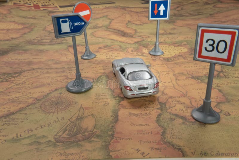 kleines Auto auf Dublin-Stadtkarte Spielzeugauto auf Weinlese Weltkarte mit Verkehrsschild lizenzfreies stockfoto kleines Auto auf Dublin-Stadtkarte Spielzeugauto auf Weinlese Weltkarte mit Verkehrsschild lizenzfreies stockfoto