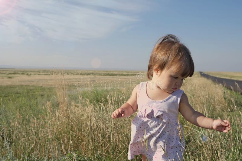 Kleines Baby in der Steppe Große Landschaftsumwelt Reise in mittlerem Asien Kasachstan lizenzfreies stockfoto Kleines Baby in der Steppe Große Landschaftsumwelt Reise in mittlerem Asien Kasachstan lizenzfreies stockfoto