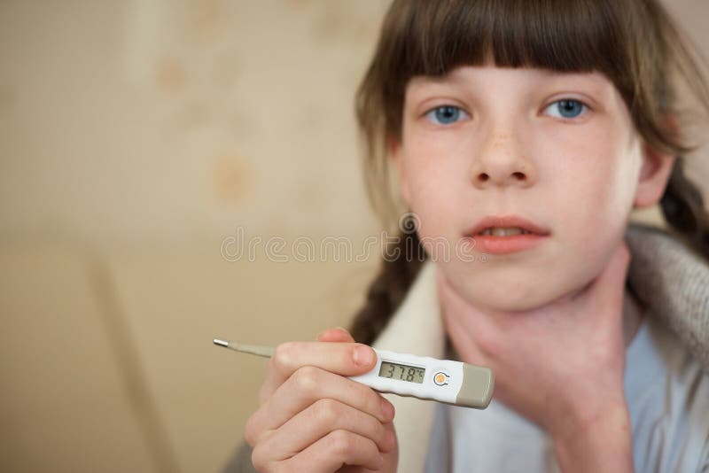 Kleines Baby im rosa Bademantel, der einen digitalen Thermometer mit hoher Temperatur, Nahaufnahmeschuß hält lizenzfreies stockfoto Kleines Baby im rosa Bademantel, der einen digitalen Thermometer mit hoher Temperatur, Nahaufnahmeschuß hält lizenzfreies stockfoto