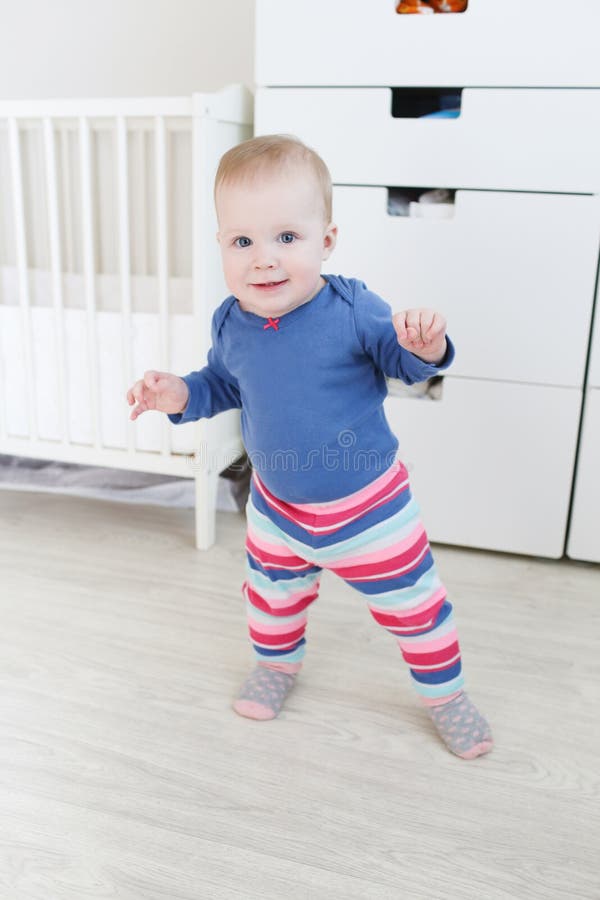 Kleines Baby 10 Monate seine ersten Schritte unternehmend stockfotografie Kleines Baby 10 Monate seine ersten Schritte unternehmend stockfotografie