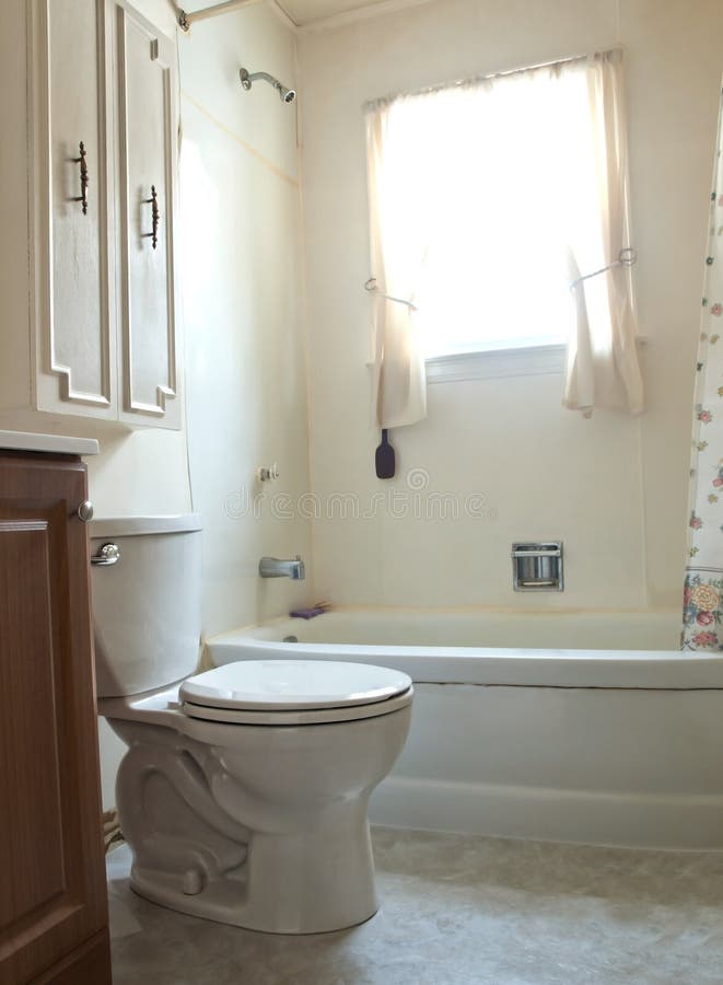Kleines Badezimmer lizenzfreie stockfotografie