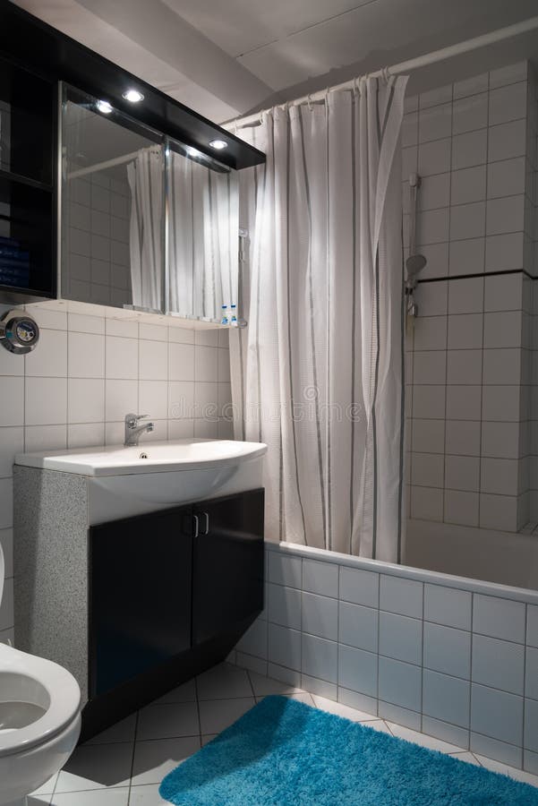 Kleines Badezimmer stockbilder