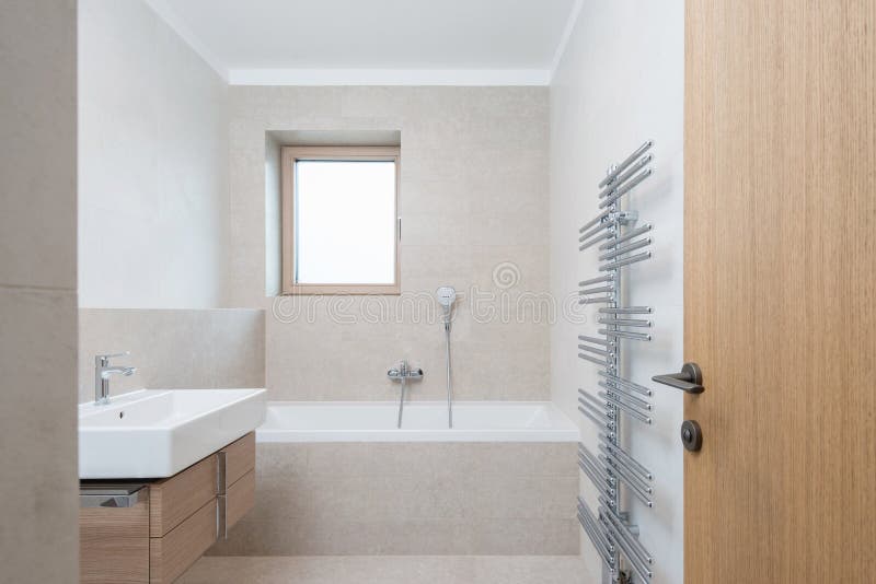 Kleines Badezimmer im Haus lizenzfreie stockbilder