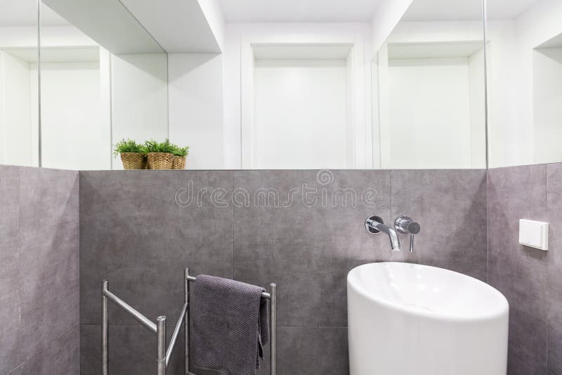 Kleines Badezimmer mit moderner Wanne stockbild