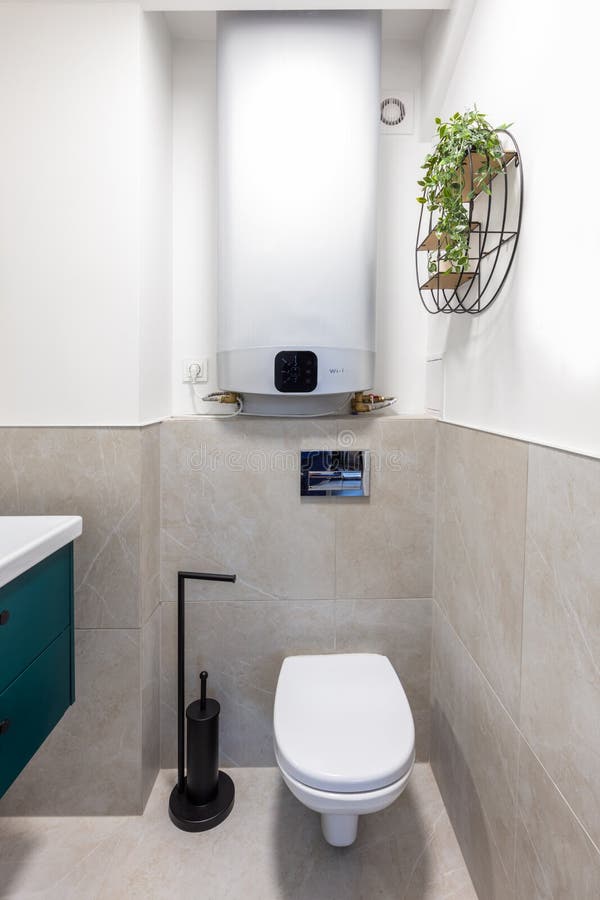 Kleines Badezimmer mit neuer Gasheizung lizenzfreie stockfotografie