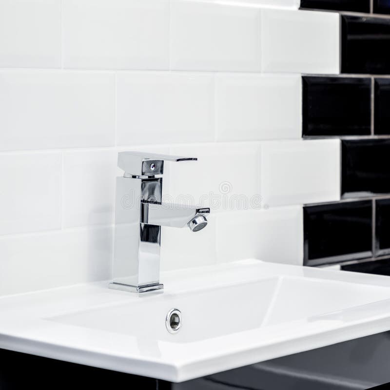 Kleines Badezimmerwaschbecken in Schwarzweiss lizenzfreies stockfoto