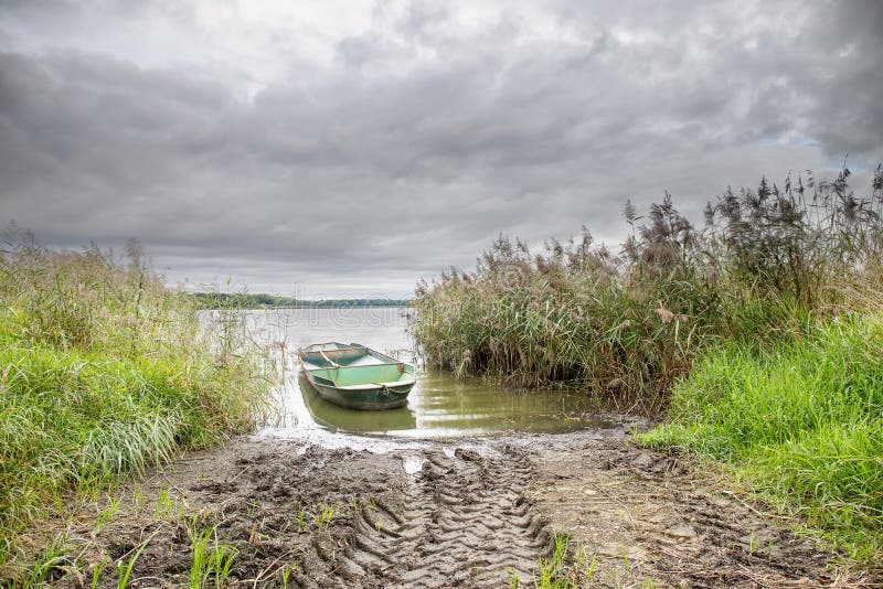 Teich Mit Schilf Auf Sonnenuntergang Stockbild Bild von schilf