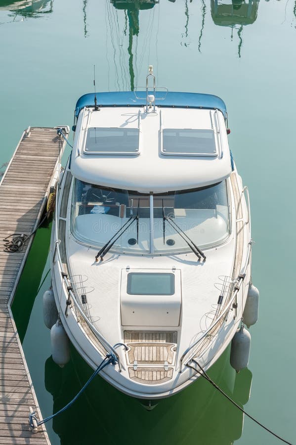 Kleines Boot festgemacht auf ruhigem Wasser lizenzfreies stockbild