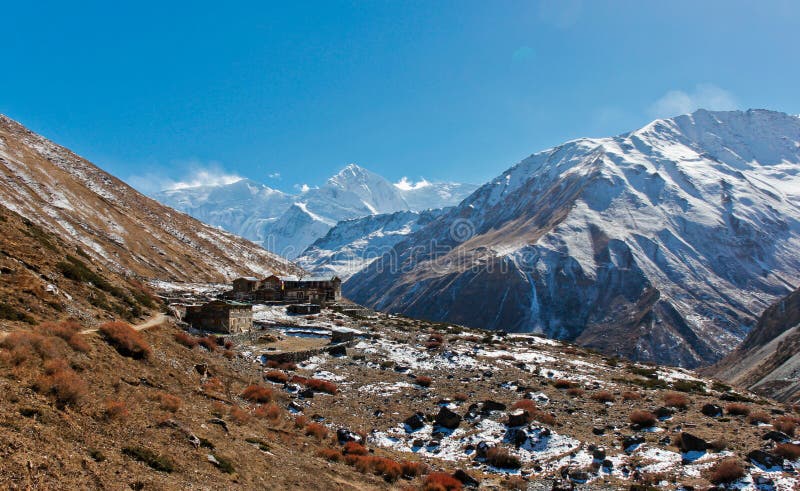 Kleines Dorf in Nepal vor dem Annapurna-Durchlauf lizenzfreie stockfotos Kleines Dorf in Nepal vor dem Annapurna-Durchlauf lizenzfreie stockfotos
