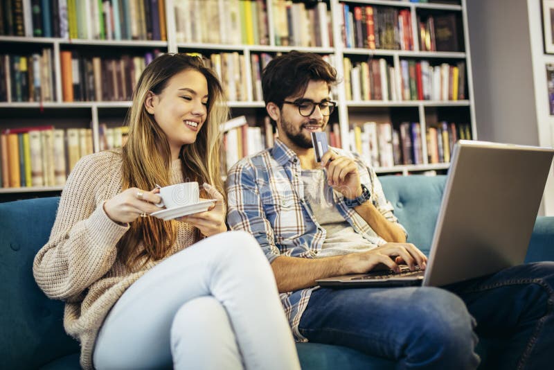 Kleines Ehepaar mit Laptop im Café mit Kreditkarte lizenzfreie stockfotos