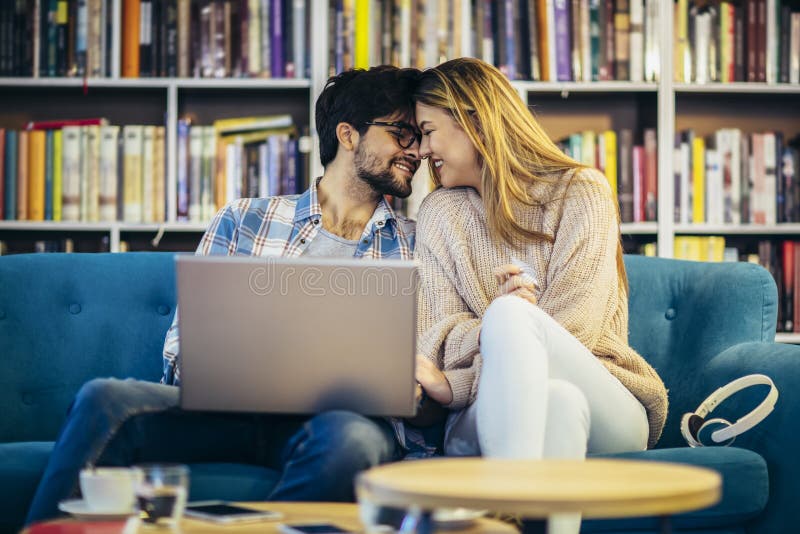Kleines Ehepaar mit Laptop im Café mit Kreditkarte stockfoto