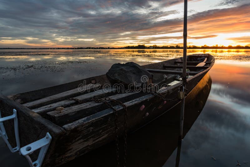 Kleines Fischerboot in der Dämmerung lizenzfreies stockbild Kleines Fischerboot in der Dämmerung lizenzfreies stockbild