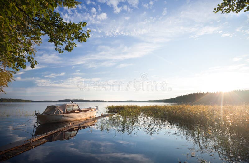 Kleines Fischerboot verankert auf Saimaa See lizenzfreie stockfotos