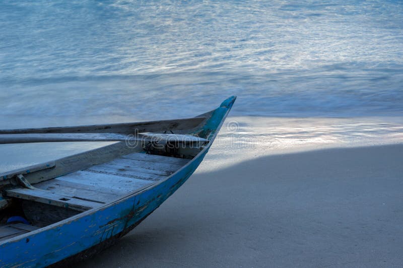 Kleines fisshing Boot im Strand lizenzfreie stockfotografie