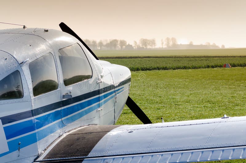 Kleines Flugzeug auf dem Boden stockfotografie Kleines Flugzeug auf dem Boden stockfotografie