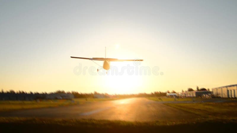 Kleines Flugzeug, das mit blauem Himmel sich n? hert stock footage
