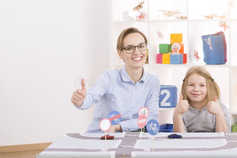 Kleines Genie, das Verkehrsregelung lernt lizenzfreies stockbild Kleines Genie, das Verkehrsregelung lernt lizenzfreies stockbild