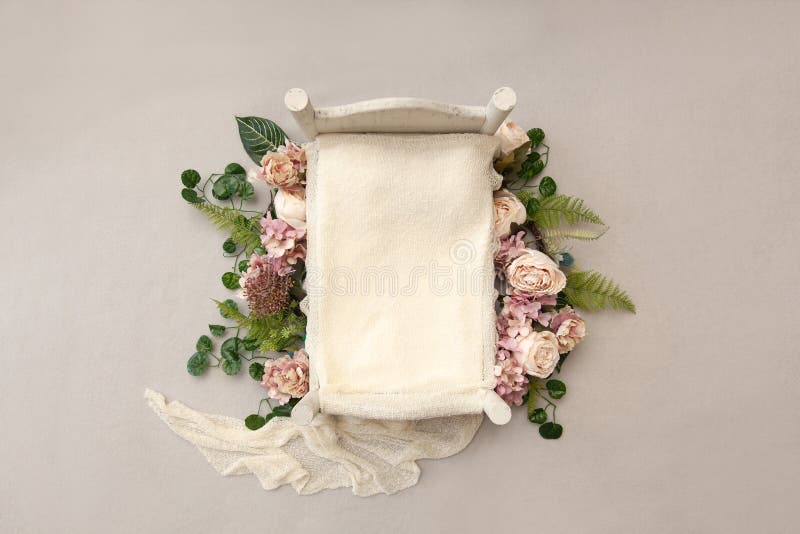 Kleines hölzernes Bett des Neugeborenen digitalen Hintergrunds mit weißen Schicht und Blumendekor