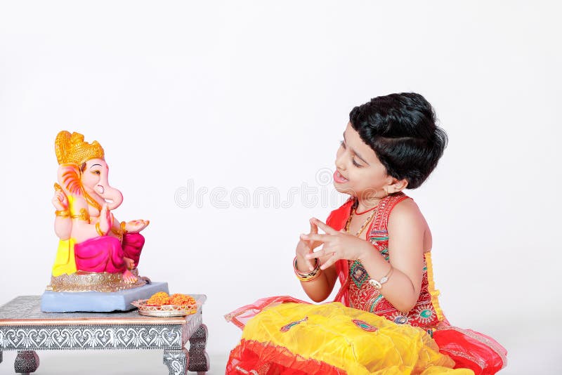 Kleines indisches Mädchenkind mit Lordganesha und -c$beten, indisches ganesh Festival lizenzfreies stockbild Kleines indisches Mädchenkind mit Lordganesha und -c$beten, indisches ganesh Festival lizenzfreies stockbild