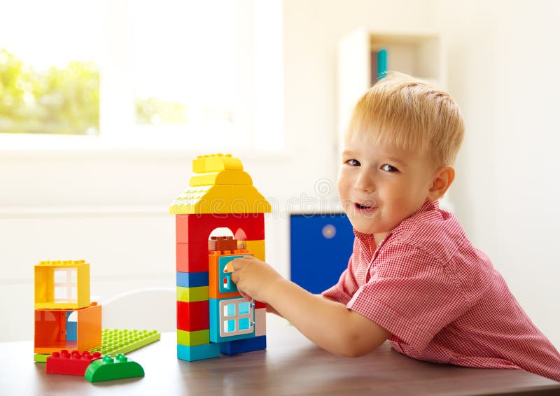 Kleines Kind, das mit Blöcken spielt lizenzfreies stockfoto Kleines Kind, das mit Blöcken spielt lizenzfreies stockfoto