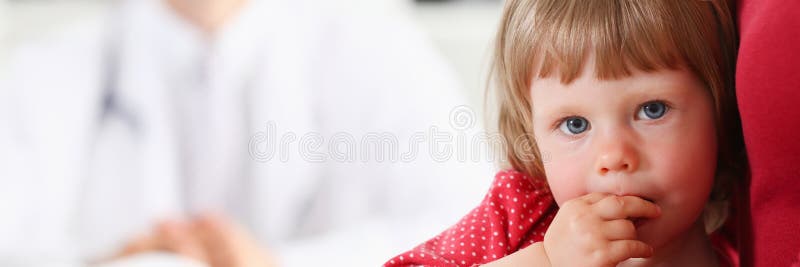 Kleines Kind mit Mutter am Kinderarzt stockbild Kleines Kind mit Mutter am Kinderarzt stockbild