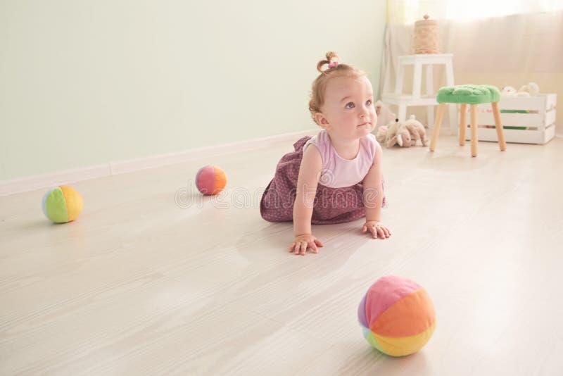 Kleines Kind spielt mit Spielwaren im Studio lizenzfreies stockbild Kleines Kind spielt mit Spielwaren im Studio lizenzfreies stockbild