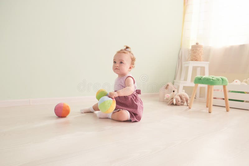 Kleines Kind spielt mit Spielwaren im Studio lizenzfreie stockfotos